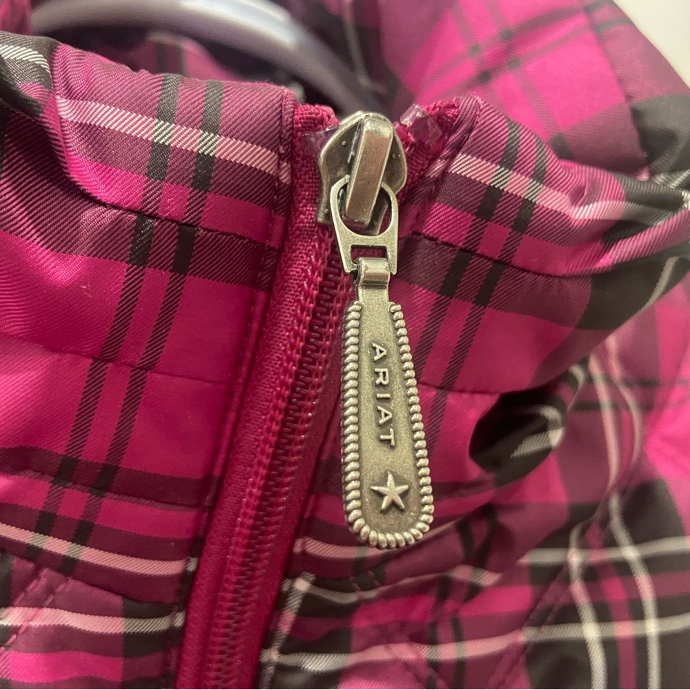 Ariat Women’s Lightweight Equestrian Plaid Puffer Vest Size M Fuchsia & Black - Picture 3 of 11